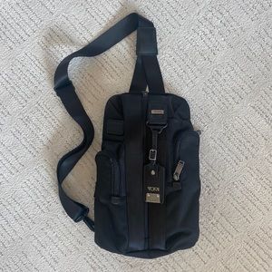 NWOT TUMI black Monterey sling